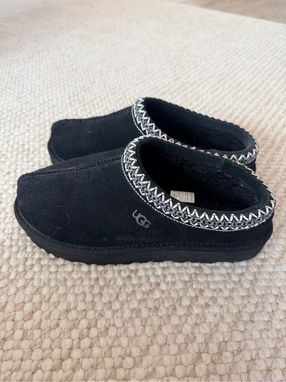 UGG Women’s Black Slip-On Cozy Clog size 8
